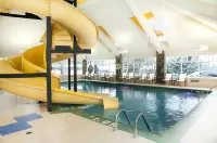 Pocaterra Inn and Waterslide - Pool