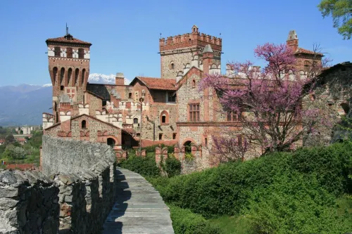 Castello di Pavone Hotel a Romano Canavese
