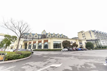 Blue Palace Hotel Отели рядом с достопримечательностью «Loutang Ancient Town»