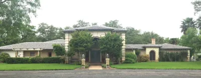 Live Oaks Bed and Breakfast Отели в г. Ювалде