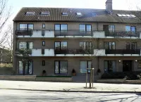 Budget Flats Brussels Hotel dekat Collegiale Saints Pierre et Guidon