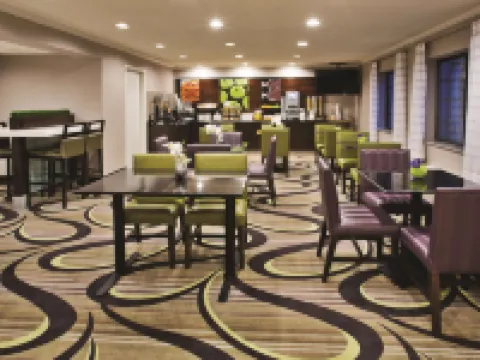 La Quinta Inn & Suites by Wyndham Milwaukee Delafield Hotels in Delafield