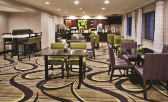 La Quinta Inn & Suites by Wyndham Milwaukee Delafield