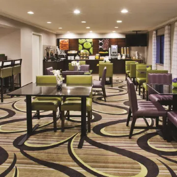 La Quinta Inn & Suites by Wyndham Milwaukee Delafield