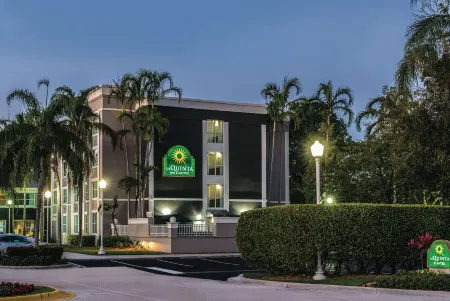 La Quinta Inn & Suites by Wyndham Plantation at SW 6th St