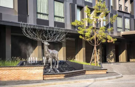 U Nimman Chiang Mai Отели рядом с достопримечательностью «Roitawarabarn Baandhawalai - Porter house»