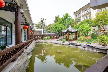 Rongyi Shanshui Hotel Отели рядом с достопримечательностью «Anhui Open University Chuzhou Branch»