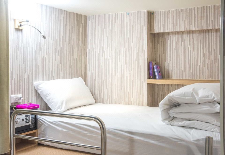 Old Door Hostel 내부