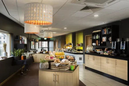 Park Inn by Radisson Peterborough City Center Отели рядом с достопримечательностью «Longthorpe Tower»