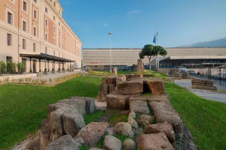 Hotel NH Collection Roma Palazzo Cinquecento Отели рядом с достопримечательностью «Гробница Цецилии Метеллы»