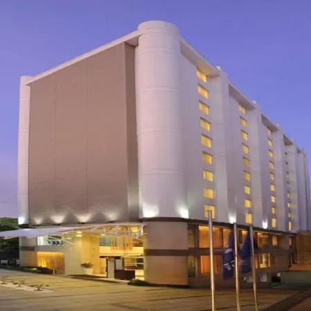 Four Points by Sheraton Ahmedabad Отели рядом с достопримечательностью «Мечеть Sidi Bashir»