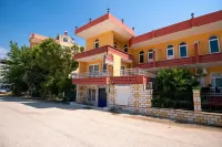 Baykal Pansiyon Hôtels à : Finike