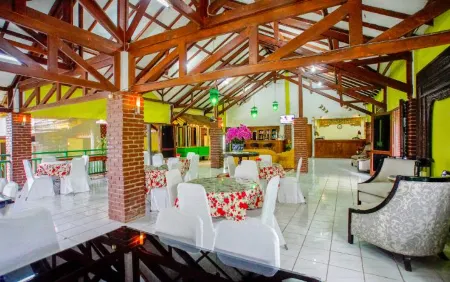 Terrace Villa Golf Отели рядом с достопримечательностью «Таман Сафари Индонезия Богор»