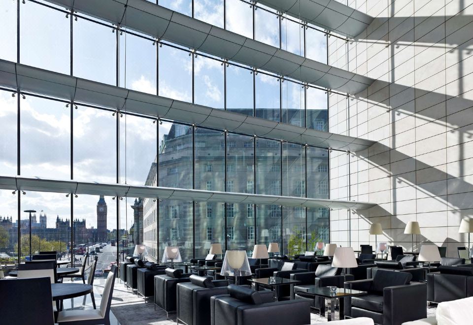 2. 파크 플라자 웨..