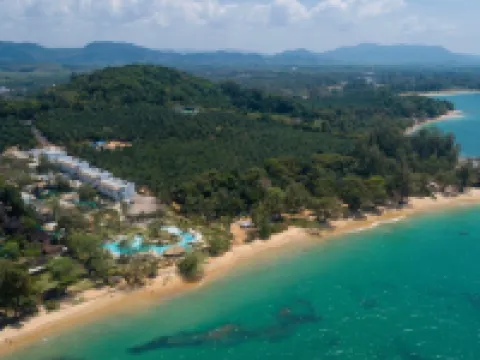 อีเดน บีช เขาหลัก รีสอร์ท แอนด์ สปา โรงแรมใกล้Culture Center of Thai Mueang District