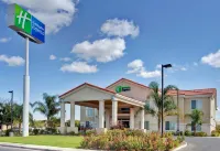 Holiday Inn Express DELANO HWY 99 by IHG - parking