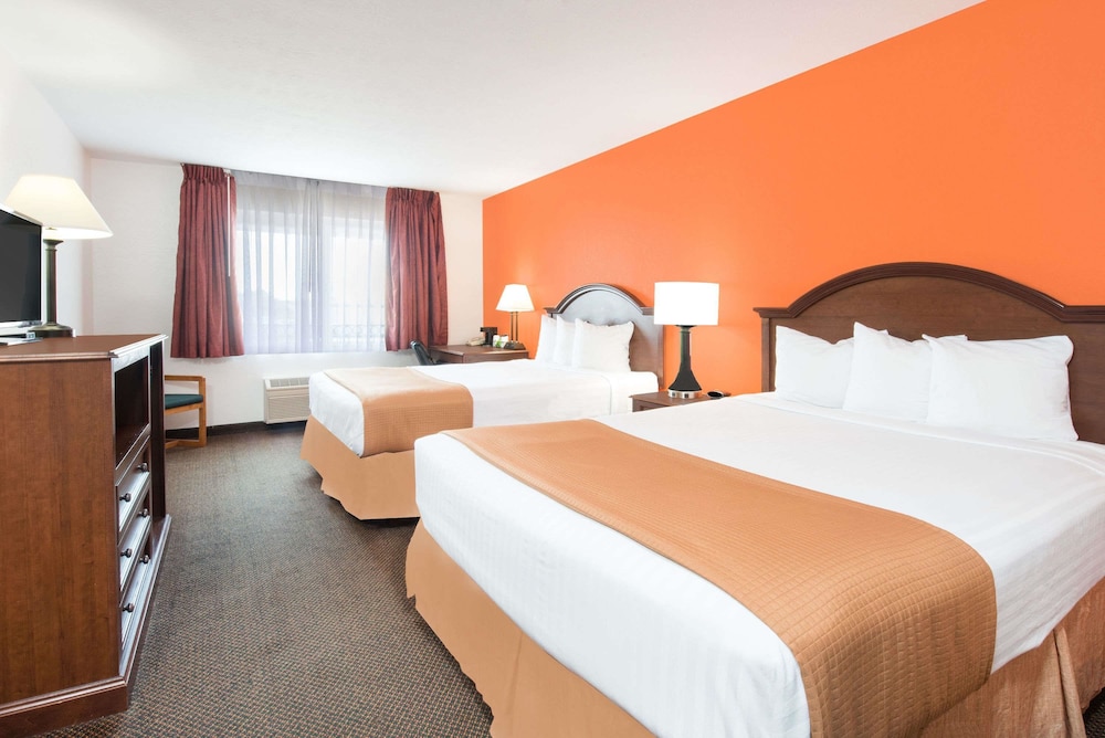 Howard Johnson Hotel & Suites by Wyndham Oacoma