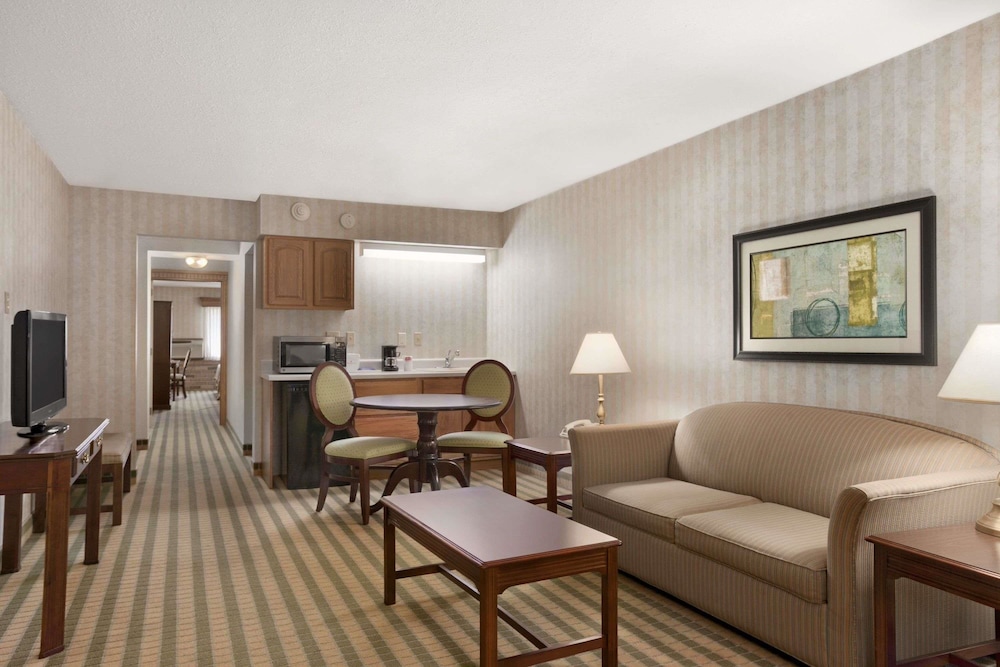 Ramada by Wyndham Saginaw Hotel & Suites