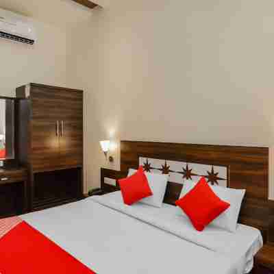 OYO 18912 Popular Hotel Rooms