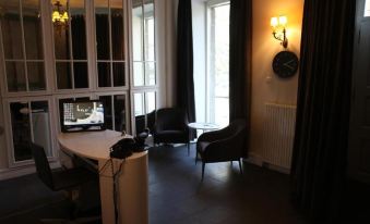 Kar's Hotel