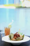 โรงแรมเซ็นทารา ไลฟ์ มาริส รีสอร์ท จอมเทียน - ที่มีบาร์