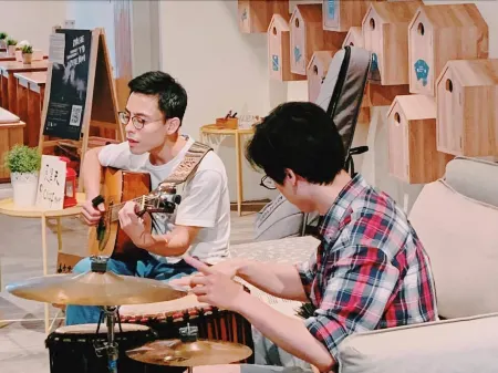 Stray Birds Taichung Hostel Отели рядом с достопримечательностью «Университет Восточного моря»