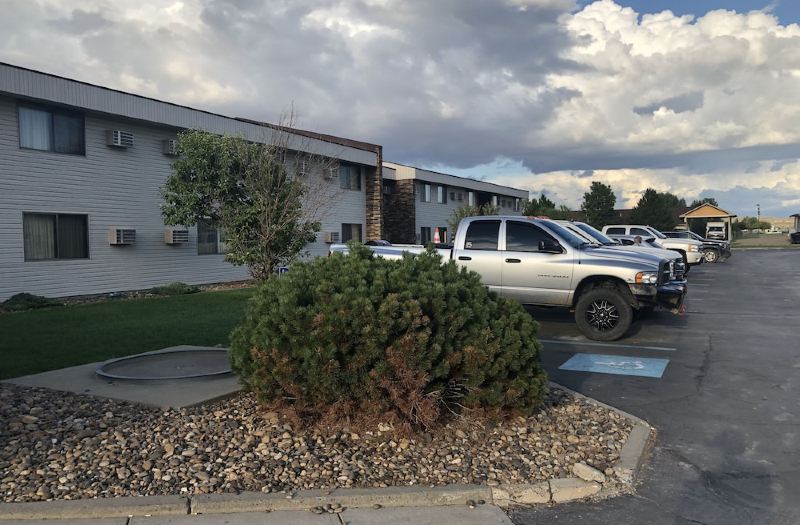 glendive mt hotels with pool