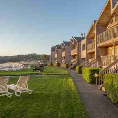 Schooner's Cove Inn Hotel Exterior