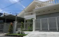 Homey Homestay Syariah Hotels in Dinoyo