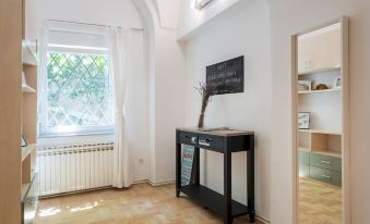 Charming Apartment in Historical Old Town Street!