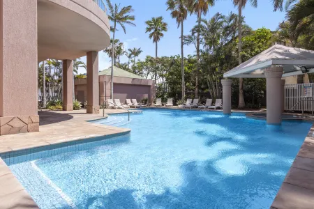 Oaks Gold Coast Hotel Отели рядом с достопримечательностью «The Wax Museum»