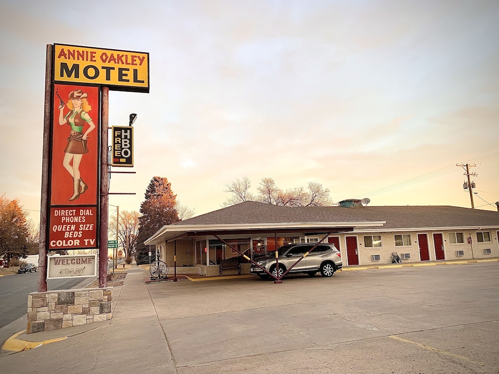 Annie Oakley Motel Oakley