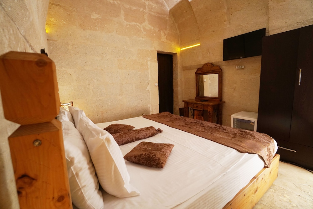 Roma Cave Suite