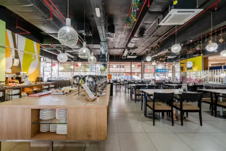 Premier Hotel Отели рядом с достопримечательностью «Lin's Swan Garden»