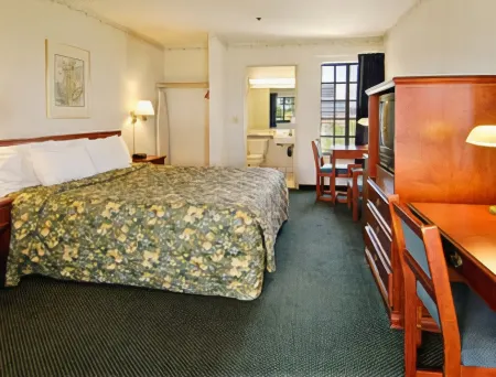 Days Inn by Wyndham Orange Anaheim Отели рядом с достопримечательностью «Университет Чапман»