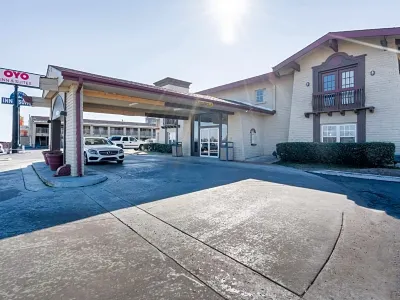 OYO Hotel Tulsa N Sheridan Rd & Airport Hotel dekat Phillips Theological Seminary