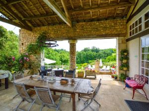 Cozy Holiday Home in La Foret-De-tessé with Private Pool