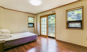 Yangsan (Baenaegol) White House Bed and Breakfast in Woods