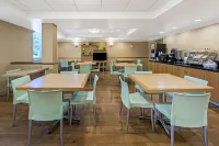 La Quinta Inn & Suites by Wyndham West Palm Beach Airport - Pet friendly