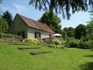Fantastic Holiday Home with Large Garden in Cultural Surroundings of Saint-ay