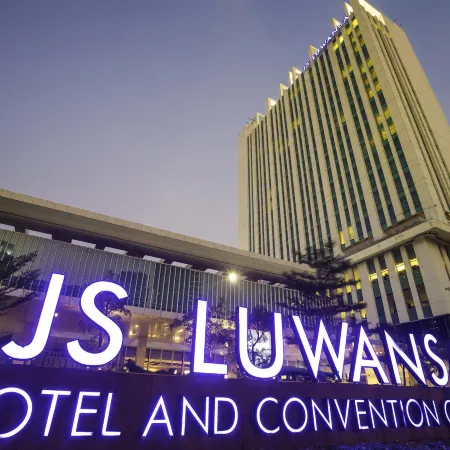 JS Luwansa Hotel & Convention Center Отели рядом с достопримечательностью «Статуя Панчоран»