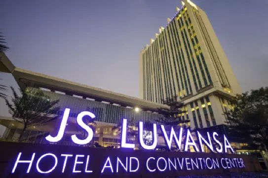 JS Luwansa Hotel & Convention Center Отели рядом с достопримечательностью «Taman Ismail Marzuki»
