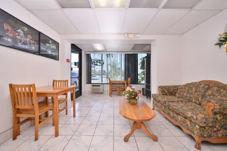 Corona Inn Отели рядом с достопримечательностью «Публичная библиотека Корона»