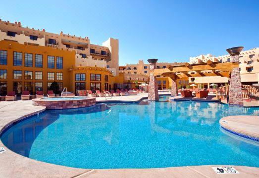 리조트 수영장 전경