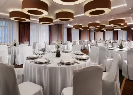 AZIMUT Сити Отель Калуга (Азимут Калугабывш. Four Points by Sheraton Kaluga)