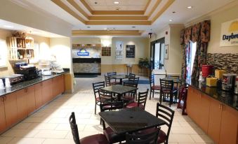 Days Inn & Suites by Wyndham Cedar Rapids