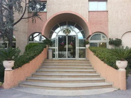 Promotel Отели в г. Сен-Мартен-дю-Вар