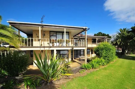 Half Moon Bay Motel Отели рядом с достопримечательностью «Колледж Маклинс»