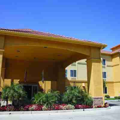 La Quinta Inn & Suites by Wyndham Visalia/Sequoia Gateway Hotel Exterior