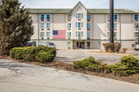 Rodeway Inn & Suites Near Outlet Mall - Asheville Отели рядом с достопримечательностью «Университет Уэстерн Каролина»